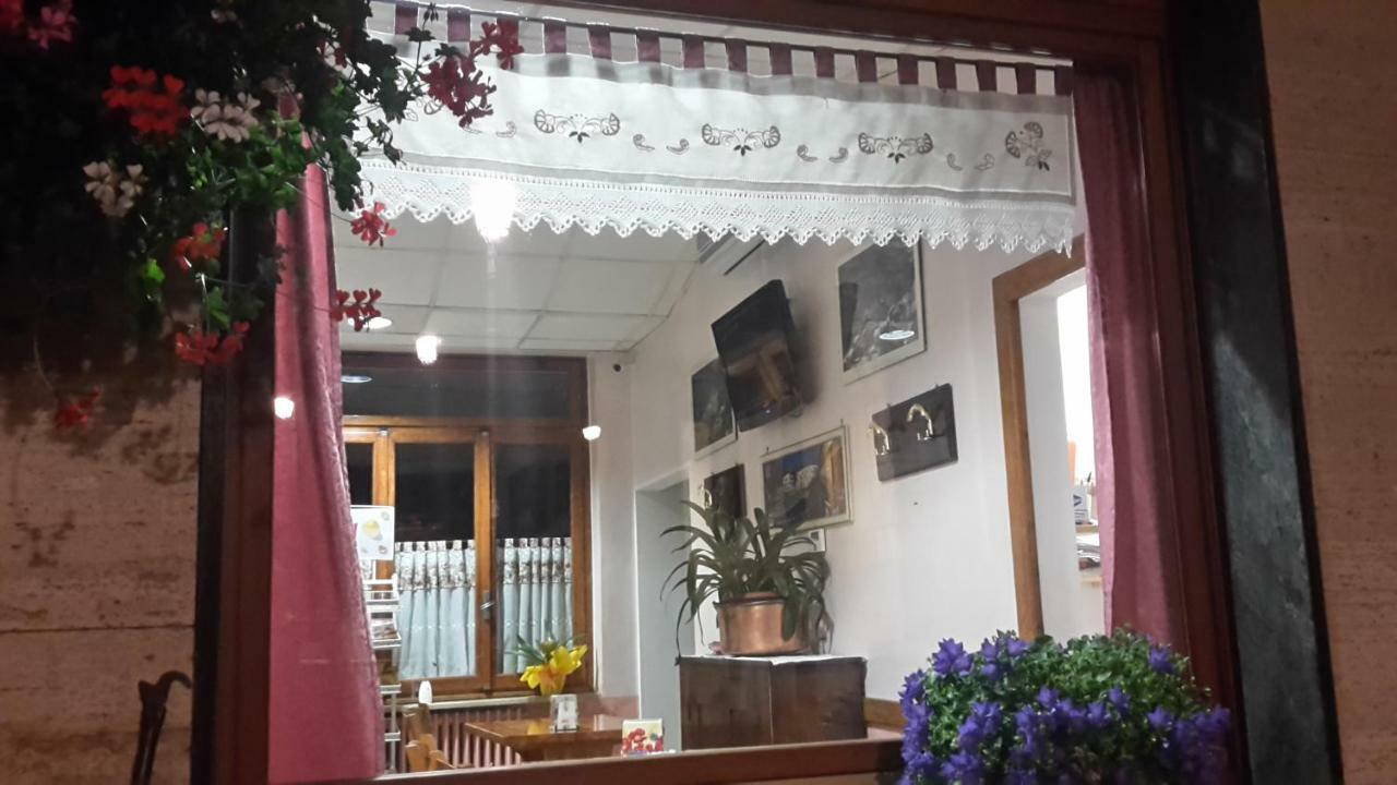Albergo Ristorante Centro Vico Canavese Kültér fotó